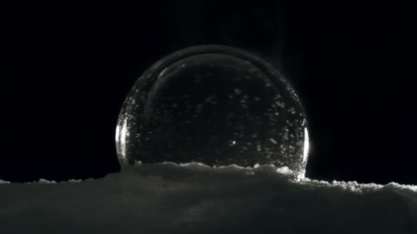Ijsbol Met Sneeuwkristallen Die Snel Bevriezen Koude Winter Zwarte Achtergrond — Stockvideo