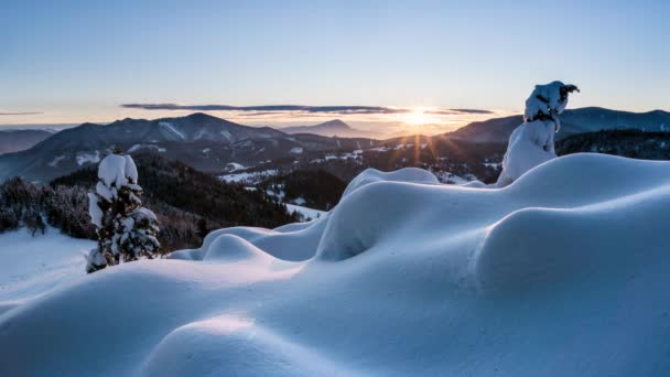 Цветной Вечерний Закат Над Дикой Снежной Природой Холодных Зимних Горах — стоковое видео