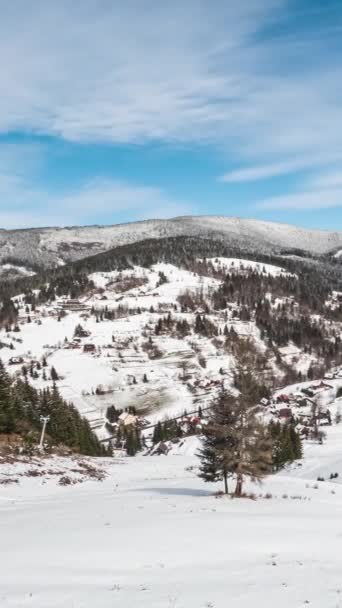 Pionowa Panorama Wideo Śnieżnego Krajobrazu Wsi Szybko Topniejącym Śniegiem Pod — Wideo stockowe