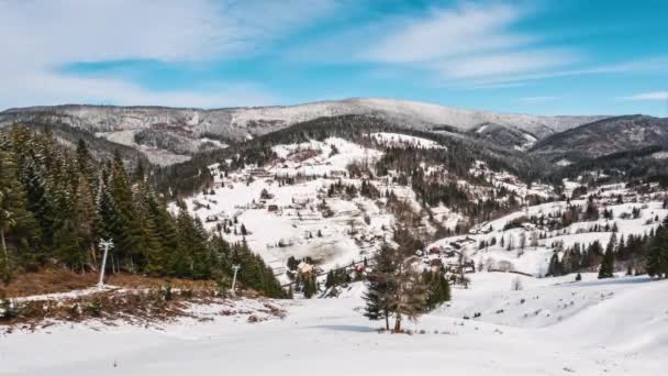 Kar Karlı Kırsal Alanda Kış Mevsiminin Sonunda Güneşli Bir Günde — Stok video