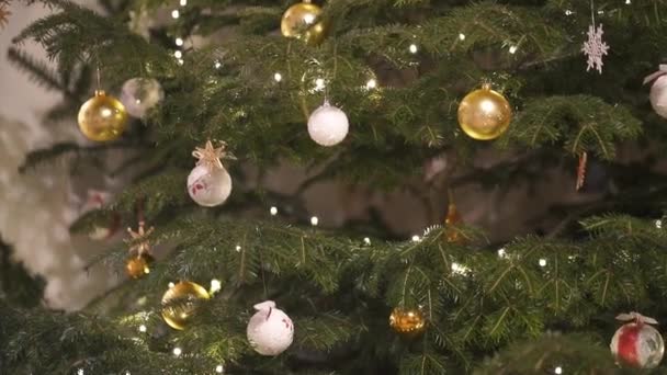 Przechyl Się Pięknej Choinki Ozdobione Boże Narodzenie Prezenty Pod Spodem — Wideo stockowe