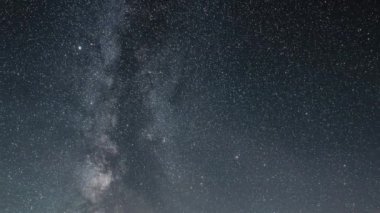 Samanyolu Galaksisi yıldızları karanlık yıldızlı gece gökyüzünde Astronomi Zaman geçişi 4k.