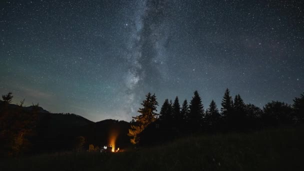 Amigos Sentados Beira Fogueira Sob Céu Estrelado Noite Com Láctea — Vídeo de Stock