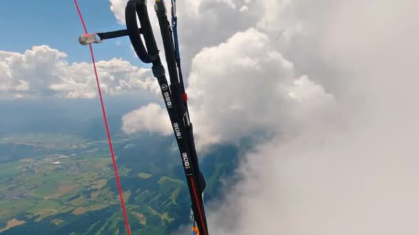 Gleitschirmpilot Fliegt Flauschigen Gewitterwolken Und Dreht Sich Sommer Schnell Alpinen — Stockvideo