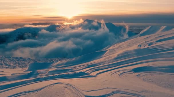 Złoty Wschód Słońca Nad Górami Zimowymi Krajobraz Piękną Konstrukcją Zaspy — Wideo stockowe