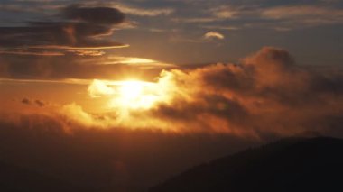 Güneşin altın ışığı sihirli sabah gökyüzünde huzurlu doğa manzarasında gün doğumunda. Hızlı hareket eden bulutlarla güzel doğal arka plan, 4k. 