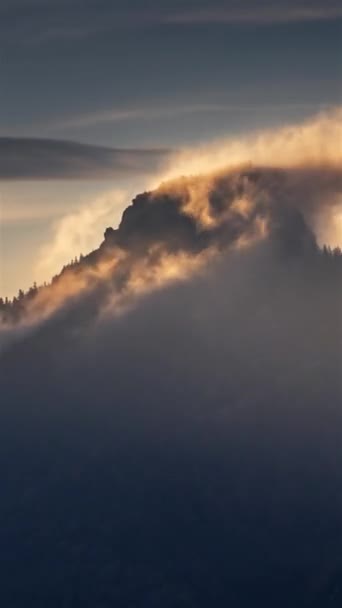 Vídeo Vertical Las Montañas Del Bosque Brumoso Pico Con Nubes — Vídeo de stock