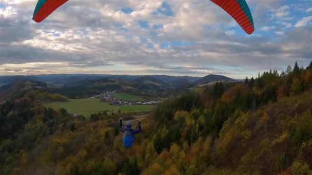 Spokojny Lot Paralotniarski Nad Kolorowym Krajobrazem Leśnej Przyrody Jesienią Wieczorem — Wideo stockowe
