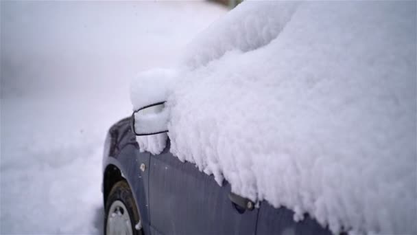 在暴风雪中寒冷的冬季 雪覆盖了停在雪地街道背景的汽车 慢动作 — 图库视频影像