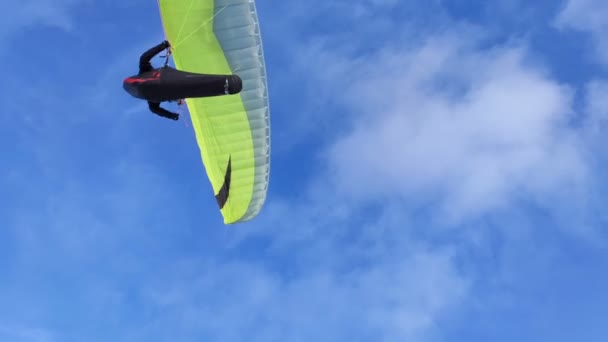 Parapente Volando Sobre Cielo Azul Libertad Parapente Aventura Deporte Extremo — Vídeos de Stock