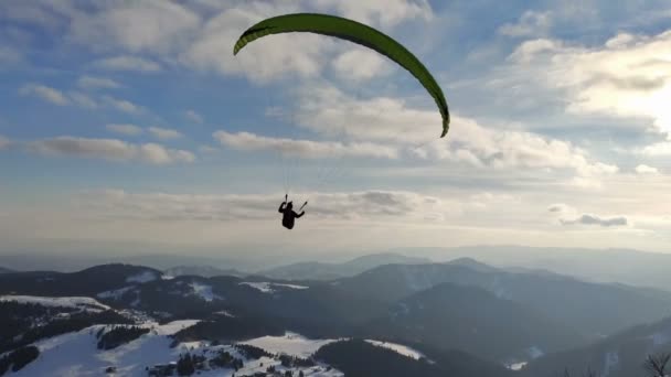Вільний Політ Парапланетному Крилі Сонячний Зимовий День Альпійському Гірському Ландшафті — стокове відео