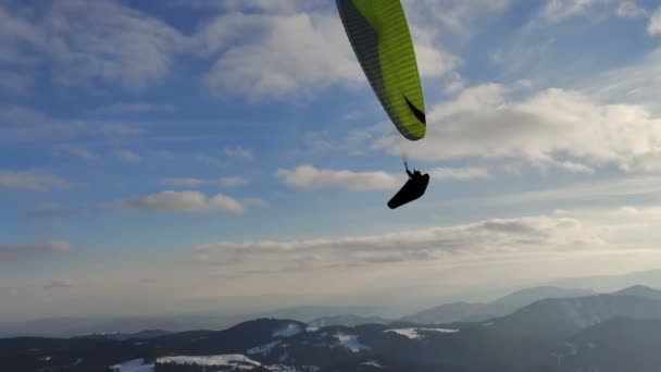 Vrijheid Avontuur Van Paragliden Vliegen Boven Winter Alpine Bergen Paraglider — Stockvideo