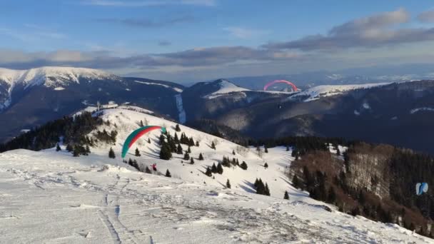 Proximidade Parapente Voando Sobre Montanhas Nevadas Liberdade Adrenalina Voo Esporte — Vídeo de Stock
