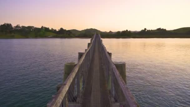 Красочный Вечер Над Деревянным Пешеходным Мостом Через Океанический Залив Новой — стоковое видео