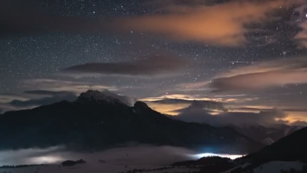Prachtige Sterrenhemel Met Sterren Kleurrijke Wolken Bewegend Winter Alpine Bergen — Stockvideo