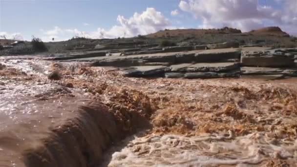 Panoramatický Pohled Bahnitý Říční Proud Hnědými Vodními Vlnami Splash Slunečný — Stock video