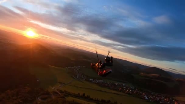 Piękno Wolności Paralotniarstwo Lot Kolorowy Zachód Słońca Jesiennym Krajobrazie Przyrody — Wideo stockowe