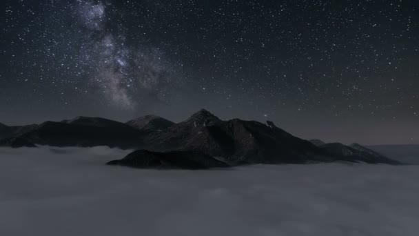 Gyönyörű Csillagok Tejes Galaxis Csillagos Mozognak Alpesi Hegyek Ködös Felhők — Stock videók