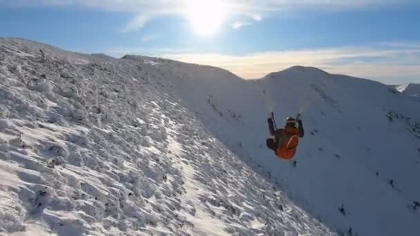 Vuelo Proximidad Parapente Sobre Montañas Alpinas Nevadas Invierno Aventura Adrenalina — Vídeo de stock