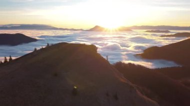 Güneşli sonbahar vadisinde güneşli bir sonbahar vadisinde güneşli güneş ışığıyla birlikte, vahşi dağlarda destansı gündoğumunun hava panorama görüntüsü. Sağdan sola kaydır 