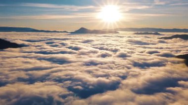 Yavaş çekim. Bulutların üstünde güneş doğar. Güzel doğa yaz renkleriyle. Altın sabahta havadan panoramik manzara 