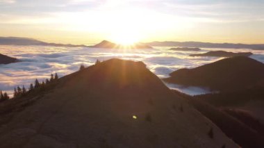Güneşli bir sonbahar vadisinde güneşli bir sonbahar vadisinde güneşli bir güneş ışığıyla vahşi dağlarda güzel bir güneşin doğuşunun destansı panoramik manzarası. Sağdan sola kaydır 