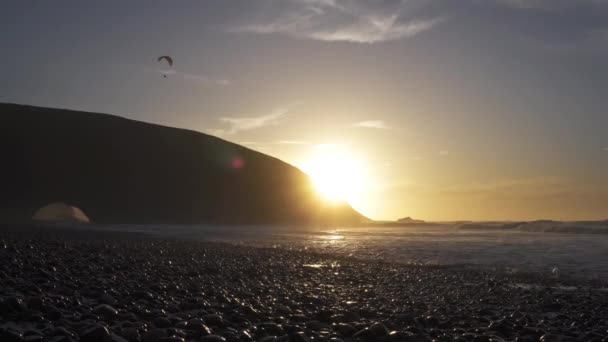 Fas Legzira Plajı Üzerinde Paraşütle Inen Özgürlük Uçuşu Akşam Saatlerinde — Stok video