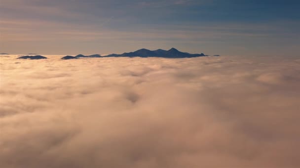 Güneşli Sabah Dağlarında Bulutların Üzerinde Sakin Bir Şekilde Uçmak Gün — Stok video