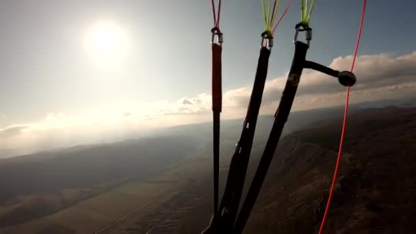 Paragliding Vliegen Hoog Boven Bergen Zonnige Natuur Vrijheid Adrenaline Avontuur — Stockvideo