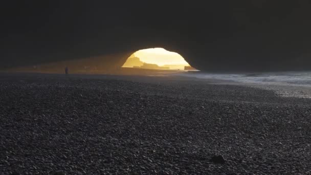Legzira Sahili Nde Büyük Bir Kaya Kemeriyle Güneşin Batışı Fas — Stok video