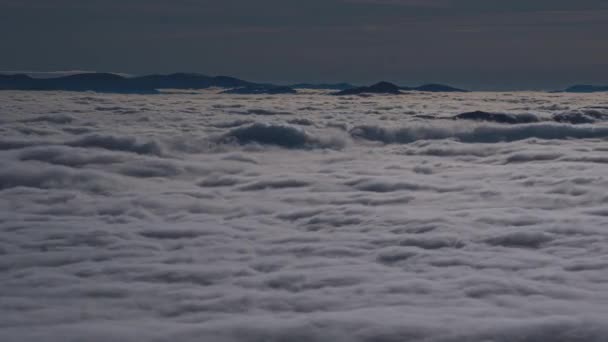 Békés Kilátás Kék Felhők Felett Hullámok Gyorsan Mozognak Ködös Hegyi — Stock videók