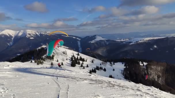 Invierno Parapente Divertido Volar Vuelo Proximidad Sobre Colina Nevada Fría — Vídeo de stock