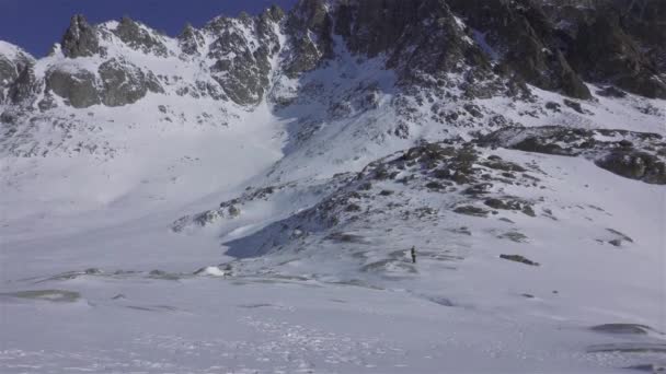冬は寒い晴れた自然の風景で雪の岩のピークと山をアルプス 青い空と白い雲を見上げると アウトドアの冒険の背景 — ストック動画