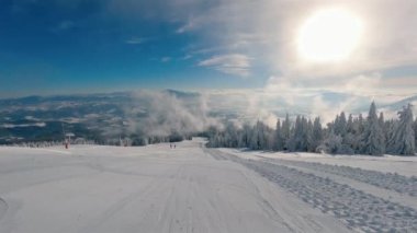 Boş kayak merkezinin panoramik manzarası güzel bir kış mevsiminde orman doğası üzerinde puslu bulutlarla kapanıyor. Açık hava macera arka planı