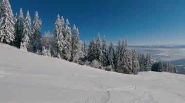 Güzel kış güneşli bir günde boş kayak merkezinin panoramik manzarası kapalı. Açık hava macera arka planı