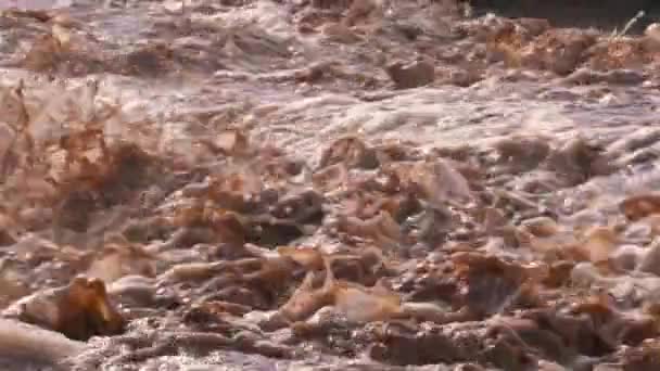 Bruin Water Van Modderige Overstroomde Rivier Spatten Zware Regenbui Langzame — Stockvideo