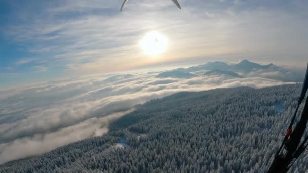 美しい冬のアドレナリンアドベンチャーをパラグライダーに飛び込むことは山の景観を助けます 極端なスポーツ自由フリーフライトの屋外背景 — ストック動画