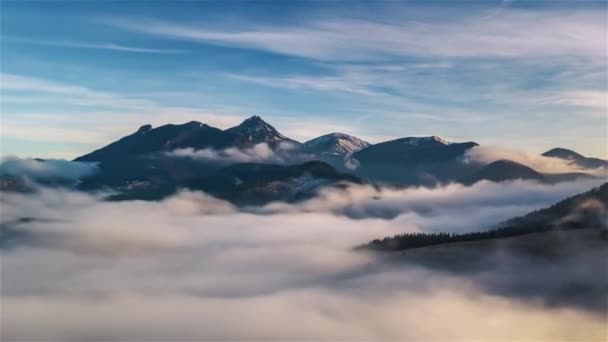 Luftaufnahme Hyperlapse Zeitraffer Der Schönen Nebligen Alpen Berge Mit Zeitraffer — Stockvideo