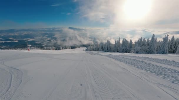 空旷的滑雪场在阳光明媚的冬季关闭 雾蒙蒙的云雾笼罩着森林的自然景观 户外探险背景 — 图库视频影像