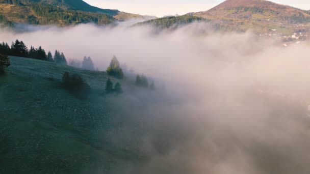 Vista Aérea Del País Niebla Con Niebla Valle Vuelo Sobre — Vídeo de stock