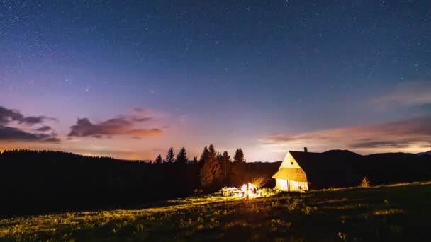Amigos Sentados Alrededor Fogata Por Cabaña Madera Noche Verano Cielo — Vídeos de Stock