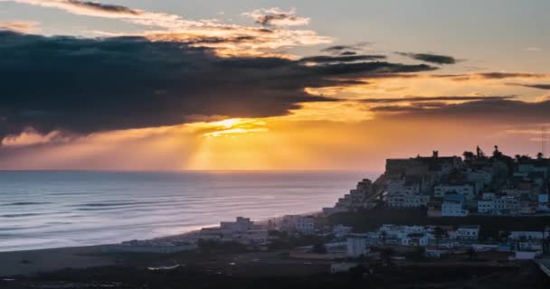 Fas Küçük Okyanus Kıyısındaki Kasabası Üzerinde Sunset Renkli Altın Gökyüzü — Stok video