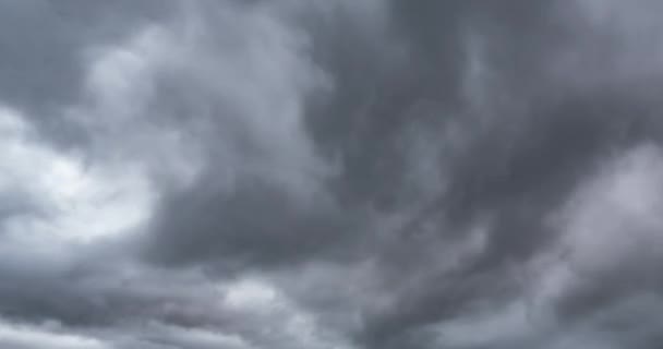 Γκρι Θυελλώδη Σύννεφα Κινούνται Γρήγορα Στον Καλοκαιρινό Ουρανό Πριν Από — Αρχείο Βίντεο
