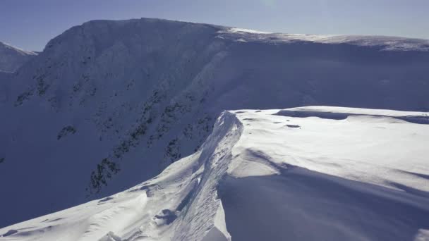 Мирные Зимние Альпы Красивой Структурой Снежного Дрейфа Солнечный День Замерзшей — стоковое видео