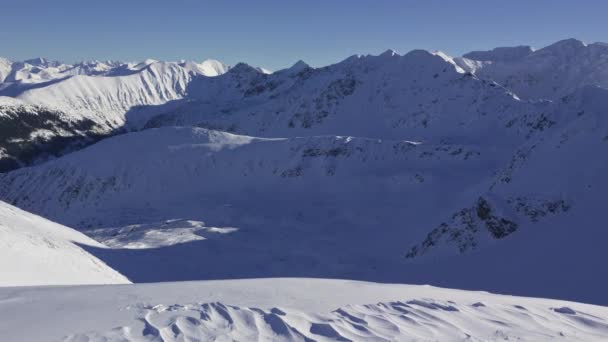 Панорама Гор Зимних Альп Прекрасный Солнечный День Голубым Небом Замерзшей — стоковое видео