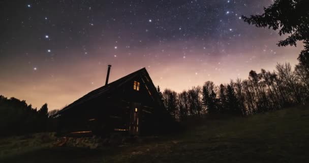 Romantischer Nachthimmel Mit Milchstraßensternen Und Wolken Über Alten Holzhütten Waldnatur — Stockvideo
