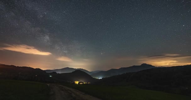 Céu Estrelado Noite Com Láctea Galáxia Nuvens Campo Natureza Paisagem — Vídeo de Stock