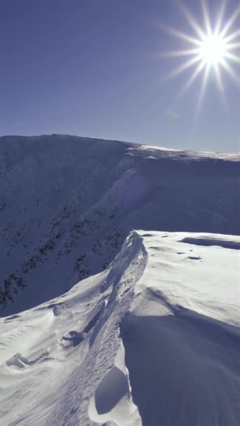Vertical Panorama Inverno Alpes Montanhas Com Bela Estrutura Neve Deriva — Vídeo de Stock