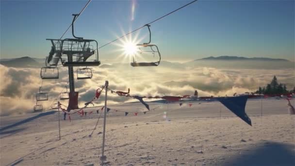 Üres Libegő Kis Zászlókkal Lassított Felvétel Alpesi Síközpont Gyönyörű Napos — Stock videók