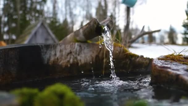 Zeitlupe Von Kristallklarem Trinkwasser Fließt Den Brunnen Frühling Natürliche Quelle — Stockvideo